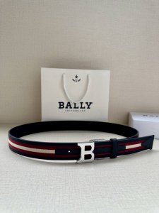 bally(巴利) 专柜新款 男士休闲布配皮双用腰带 宽3.4Cm这款帆布腰带饰以蓝色和奶油色迷幻火车条纹，搭配蓝色皮表面，B字 搭扣更显纤细，采用钛金属色调亮
