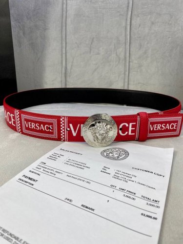 特P210 宽度4.0Cm Versace（范思哲）此款Palazzo腰带采用牛皮革面料制作，并饰有Le Pop Classique图案印花和标志性的美杜莎五金