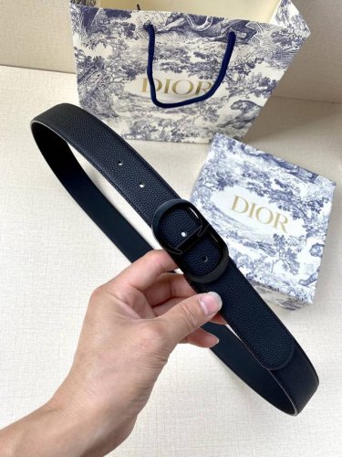 特 宽度3.5Cm Dior这款腰带扣采用“Cd”标志造型，以金属覆层黄铜精心打造。可与各式35毫米腰带搭配，提升格调，打造优雅精致的造型。 牛皮革双面腰带融合