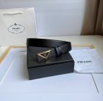 Prada 普拉达 专柜最新款 这款皮革腰带设计简约而不失精美 三角形搭扣辅以涂珐琅金属刻字徽标 映现品牌格调隽永的皮革材质经多年演变 己然成为Prada匠心工