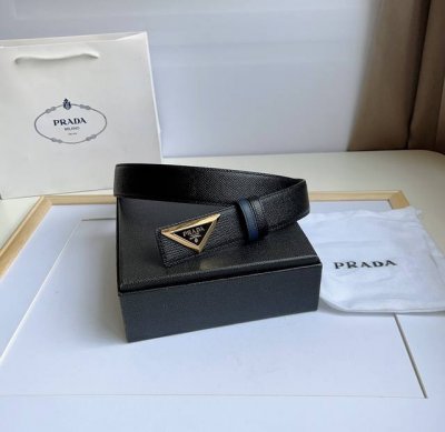 Prada 普拉达 专柜最新款 这款皮革腰带设计简约而不失精美 三角形搭扣辅以涂珐琅金属刻字徽标 映现品牌格调隽永的皮革材质经多年演变 己然成为Prada匠心工