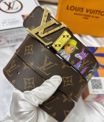 皮带：Lv.路易威登顶级复刻- 腰带：原单品质百分百进口原厂头层牛皮，保证真皮。镂空浮雕设计.24K纯钢扣.真空电镀 非水渡 永不掉色涂鸦彩绘图案艺术双面可用专