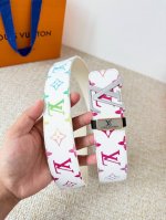 品名： Lv..路易..威登腰带皮带原单 型号：挂扣，经典纯钢材质挂扣，头层牛皮，图片实物拍摄 材料：头层牛皮，挂扣系列，纯钢材质扣头，镀钯电镀工艺永不掉色。原