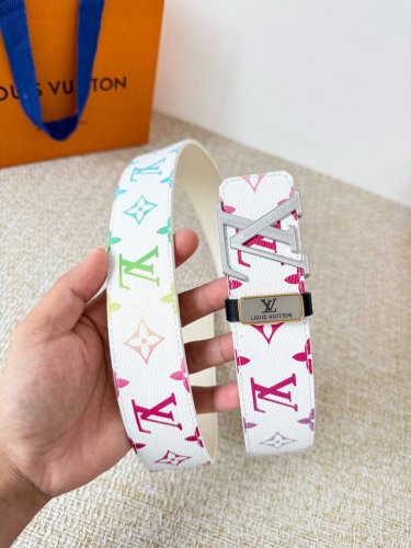 品名： Lv..路易..威登腰带皮带原单 型号：挂扣，经典纯钢材质挂扣，头层牛皮，图片实物拍摄 材料：头层牛皮，挂扣系列，纯钢材质扣头，镀钯电镀工艺永不掉色。原