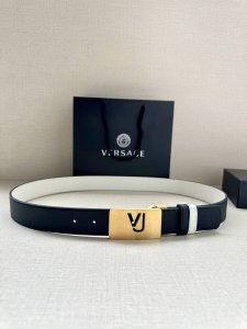 宽度3.5Cm此款35全牛皮皮带，饰有金属Greca搭扣，正面刻有Versace Logo。 Greca Goddess搭扣 Logo雕刻 材质：100%牛皮