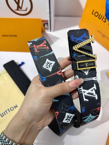 品名：Lv..路易..威登原单皮带 材质：原单牛皮腰带，百分百头层牛皮腰带保证真皮，24K纯钢扣，俏皮的涂鸦彩绘工艺，时尚潮流，专柜原单品质、做工精细，时尚大牌