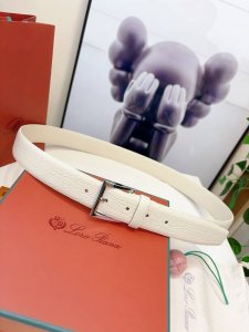 Loro Piana诺悠翩雅腰带以牛皮制成，具有丝滑柔软的哑光效果。搭配精致装束的理想之选。Loro Piana 标识的镀钯饰面金属方扣，3.5㎝宽
