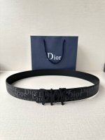 宽度3.5Cm Dior 这款不锈钢金属腰带扣是春季系列新品，展示 Cd Icon 标志和 Oblique Cosmo 图案，致敬 Dior 的经典图案。可与各