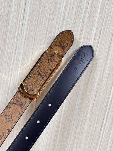 当季新款，2.5宽双尖原单1比1.一面帆布印黄花，一面棕色进口牛皮，.搭配精品