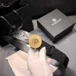 特 范思哲 宽4.0Cm 新款 腰带由柔软的Greca压花皮革于意大利精制而成，饰有Medusa搭扣 Medusa搭扣 Greca压花
