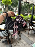 超美 小香最新双面Twilly超有大牌气场！斜纹真丝光泽感超级强 从图中就可以看出来品质非凡送礼自用都超合适的一款既可绕于颈间，亦可缠于腕部、腰部，同样也可以搭