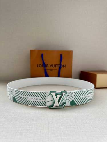 特 本款 Lv Imprint 双面腰带令休闲造型展露新季街头风范。皮革腰带压印 Vuitton 字样，延续运动鞋外底的灵感启发。Lv 字母搭扣拥有缤纷边缘，不
