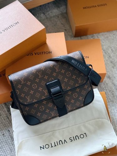 配盒 Size：33*25Cm L家 邮差包男包新品！ 顶级品质邮差包 新品男款！