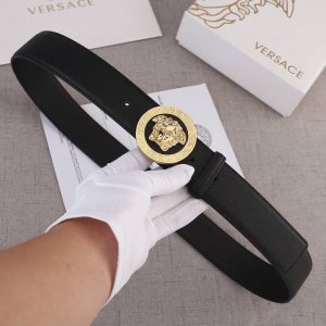 宽度4.0Cm 范思哲 此款十字纹腰带饰有标志性的versace美杜莎头像扣，彰显品牌格调。是一款精美的衣橱必备单品。