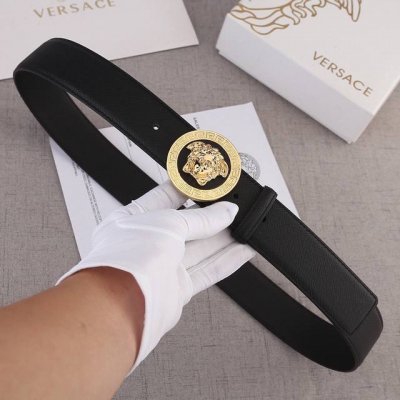 宽度4.0Cm 范思哲 此款十字纹腰带饰有标志性的versace美杜莎头像扣，彰显品牌格调。是一款精美的衣橱必备单品。