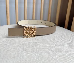 特 Loewe 罗意威 专柜最新同款腰带 宽：2.8Cm 选用光滑牛皮革双面腰带 配有Anagram针扣五孔调节 卓越的工艺 个性的造型 精美的材质