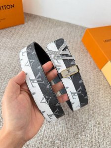 品名： Lv..路易..威登腰带皮带原单 型号：挂扣，经典纯钢材质挂扣，头层牛皮，图片实物拍摄 材料：头层牛皮，挂扣系列，纯钢材质扣头，钯镀电镀工艺永不掉色。原