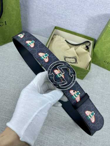 特 宽度4.0Cm Gucci 蜜蜂图案是Gucci动物王国中的标志性元素之一，在这款配饰中焕新演绎为卡通风格设计。这款腰带融合了经典蜜蜂元素和双G图案，突显品
