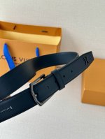 3.4宽 Heritage 腰带精选进口小牛皮和光滑皮革，以拉丝金属弧形搭扣彰显优雅格调。Lv 饰针点缀末端，与正式着装搭配相宜