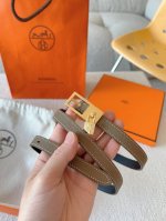爱马仕 Hermes 针扣序列官网同步。Swift和Epsom小牛皮双面皮腰带，搭配金属皮带扣。 Lucky腰带配有标志性挂锁，挂锁在皮带扣下方优雅摆动，打造出
