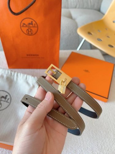 爱马仕 Hermes 针扣序列官网同步。Swift和Epsom小牛皮双面皮腰带，搭配金属皮带扣。 Lucky腰带配有标志性挂锁，挂锁在皮带扣下方优雅摆动，打造出