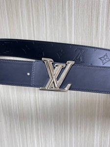 4.0宽，当季新款，双面牛皮，一面平纹压花，一面平纹底，搭配精品扣头，时尚，美观大方。