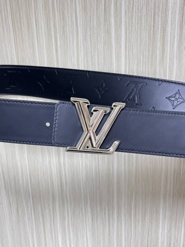 4.0宽，当季新款，双面牛皮，一面平纹压花，一面平纹底，搭配精品扣头，时尚，美观大方。