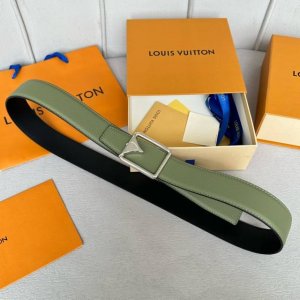 特 寬度：35Mm Lv S-Lock系列 寬度3.5Cm 驢家法國原廠荔枝紋皮料 搭配独特的圆圈字母钢扣 雙面用