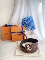 特 P150 Lv Initiales 40 毫米双面腰带 Lv Initiales 40 毫米双面腰带将 Damier Ebene 帆布和柔软牛皮革分饰两面，