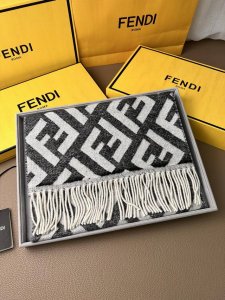 F家。秋冬 Ff双面渐变 最新出炉 连代购图都少的新款 炒鸡无敌的美 双面双色提花渐变 羊绒羊毛原料 手感简直了 炒鸡厚实 双面可用 马卡龙的配色 都是经典至极