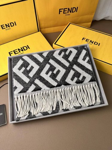 F家。秋冬 Ff双面渐变 最新出炉 连代购图都少的新款 炒鸡无敌的美 双面双色提花渐变 羊绒羊毛原料 手感简直了 炒鸡厚实 双面可用 马卡龙的配色 都是经典至极