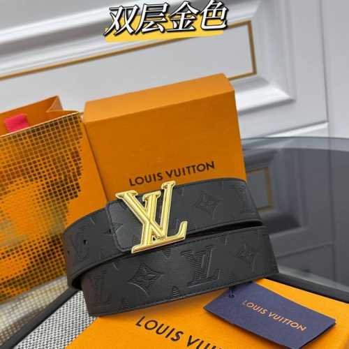 Lv Dimension 双面腰带将创意传承与华美街头风范共冶一炉，彰显创意总监 Pharrell Williams 的时尚远见。Monogram 帆布铺陈外层