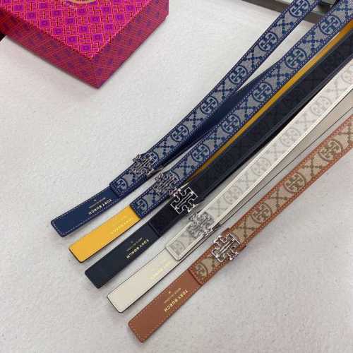 Tory Burch 托里.伯奇双面腰带，可滑动调节的标志性双 T Logo 黄铜搭扣，面层：品牌专用布 底层：牛皮革 适于佩戴在腰部或臀部上。宽度2.5Cm，