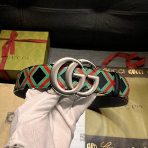 特 古奇，宽4.0Cm， 新款 经典双g标识是gucci系列产品的标志性象征，这一设计元素与富有趣味感的十字交叉印花匠心呈现在这款黑色皮革腰带上。红绿配色呈现品