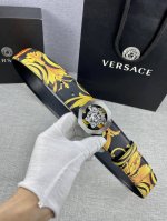 宽度4.0Cm Versace范思哲此款Palazzo腰带采用牛皮革面料制作，并饰有Le Pop Classique图案印花和标志性的美杜莎五金配件。