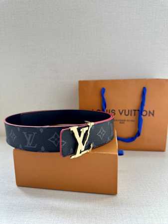 4.0宽 Lv Broken 双面腰带令 Lv 字母搭扣呈现锯齿状边缘，与腰带的边染色彩互为映衬。Monogram 图案帆布和牛皮革提供两式格调 - 点击图像关闭