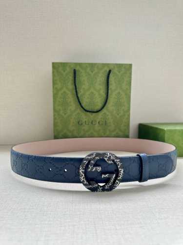 带宽3.8Cm Gucci 互扣式双g原单纹理钢扣腰带，采用热压印技术的gucci Signature皮革精制而成，触感厚实，印花图案清晰分明。