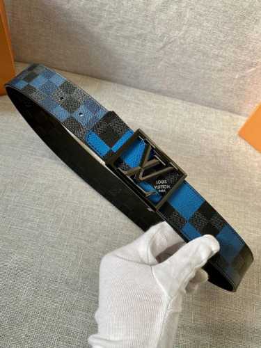特 4.0宽 Initiales Everyday Lv 双面腰带令 Louis Vuitton 标识加入经典 Monogram 图案，再以丝滑小牛皮演绎沉稳一