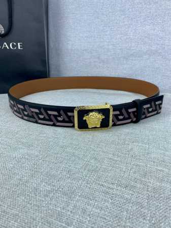 宽度4.0Cm Versace 范思哲 此款palazzo腰带采用牛皮革面料制作 并饰有Le pop Classique图案印花和标志性的美杜莎五金配件 - 点击图像关闭