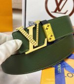 皮带：Lv.路易威登顶级复刻- 腰带：原单品质百分百进口原厂头层牛皮，保证真皮。雕花镂空设计浮雕工艺.真空电镀.永不掉色.24K纯钢扣头层小牛皮荔枝纹双面可用专