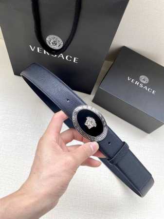特 Versace 宽度3.8Cm 此款时尚的腰带采用粒面小牛皮革精制而成，饰有立体美杜莎搭扣。 - 点击图像关闭