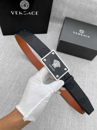 特 宽度3.5Cm Versace范思哲 此款平纹小牛皮腰带饰有一枚几何形状的希腊回纹搭扣，可搭配正装或休闲装。 - 点击图像关闭