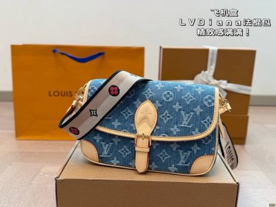 飞机盒 Lv Diana法棍包 精致感满满！ 这个包真的能不费力就能拥有慵懒气质的氛围感。 容量真的很大！里面没有很多夹层设计所以很宽敞～ 手机充电宝化妆品都可