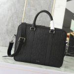 公文包 黑色Dior Gravity印花效果皮革和黑色粒面牛皮革 P40,000 编号:1Esbr180Llg_H00N 尺寸:37X28X6厘米 长X高X宽