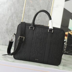 公文包 黑色Dior Gravity印花效果皮革和黑色粒面牛皮革 P40,000 编号:1Esbr180Llg_H00N 尺寸:37X28X6厘米 长X高X宽