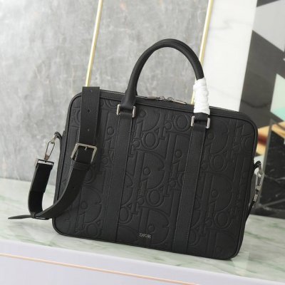 公文包 黑色Dior Gravity印花效果皮革和黑色粒面牛皮革 P40,000 编号:1Esbr180Llg_H00N 尺寸:37X28X6厘米 长X高X宽