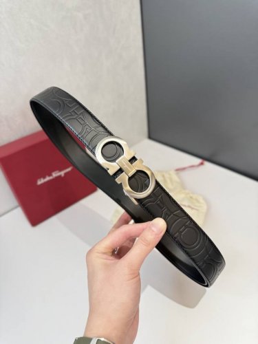 菲拉～格慕 Salvatore ～Ferragamo 是一家意大利奢侈品牌，以其高品质的皮革制品、鞋履和配饰而闻名。菲拉格慕的腰带是其经典产品之一，通常采用优质