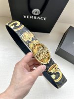 特P220 宽度3.8Cm V E R S A C E （范思哲）这款柔软头层皮饰带搭配一枚椭圆形美杜莎带扣。腰带饰有一枚金属圈环，宛如点睛之笔，本季标志性的V