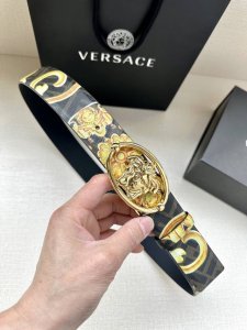 特P220 宽度3.8Cm V E R S A C E （范思哲）这款柔软头层皮饰带搭配一枚椭圆形美杜莎带扣。腰带饰有一枚金属圈环，宛如点睛之笔，本季标志性的V