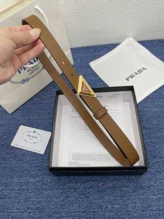 品牌 普拉达 特 描述 采用高级真皮精制而成，触感厚实，饰以普拉达商标带扣。腰带为意大利尺寸，请在购买前参阅腰带尺寸指南. 铜扣金属配件 黑色皮革，采用环保工艺 - 点击图像关闭